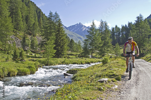 Mountainbiken in Südtirol photo