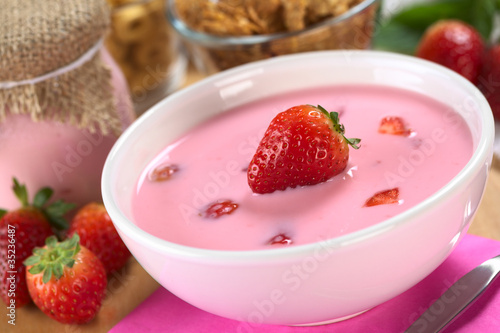 Strawberry yogurt with fresh strawberry
