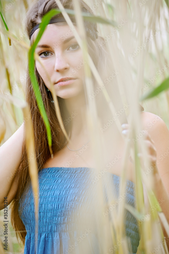 Naklejka premium girl in the bushes