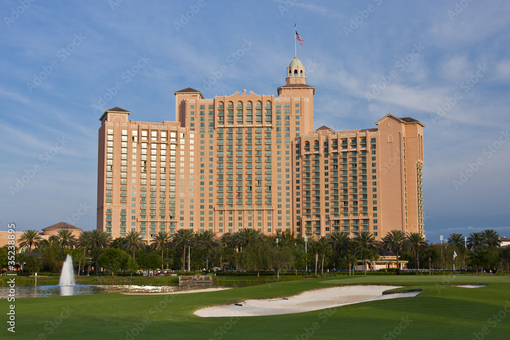 Obraz premium Hotel on Golf Course