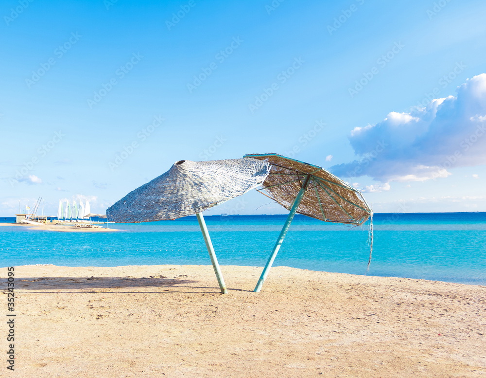 Fototapeta premium Umbrellas Wallpaper Beach