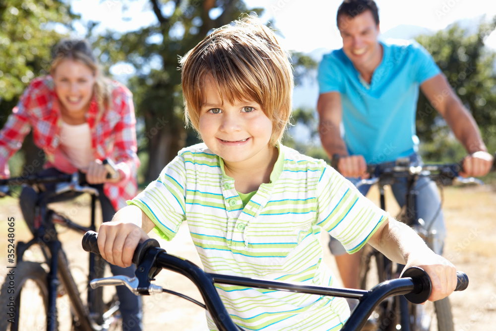 Obraz premium Young family on country bike ride