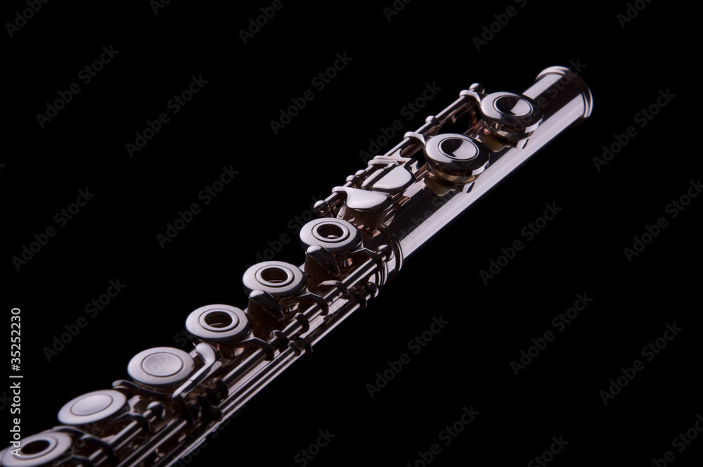 Fototapeta premium Querflöten Nahaufnahme vor schwarzem Hintergrund