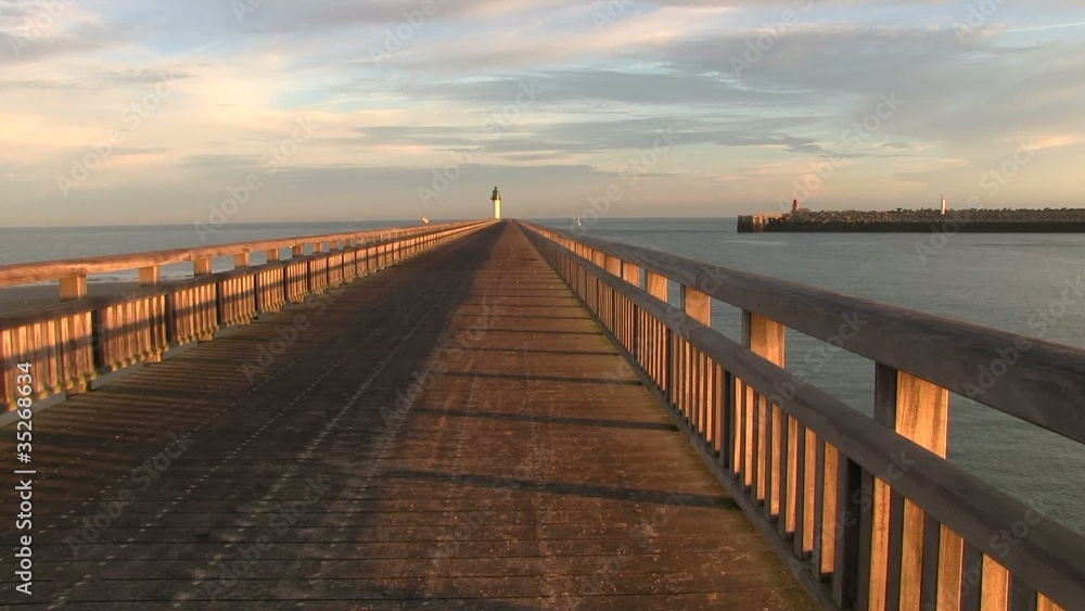 Jetée de Calais à l'aube Jetée de Calais à l'aube