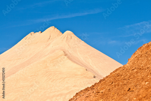 hills of sand and stone gives an impression of mountains