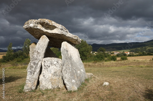 dolmen Sorginetxe con nubes de tormenta