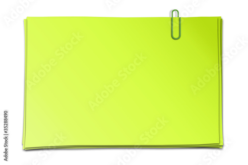 Stapel mit grünen Zetteln photo