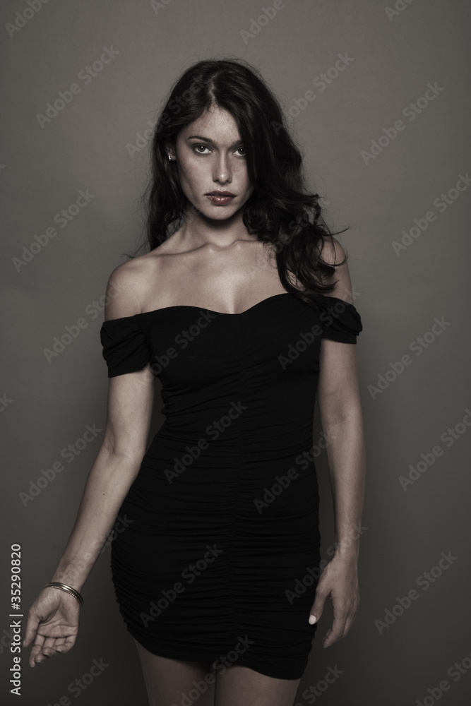 Mujer atractiva y sexi en fondo gris Mujer atractiva y sexi en fondo gris