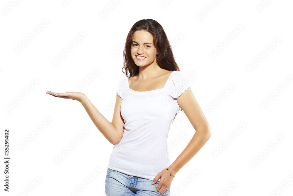 mujer sonriendo mostrando en fondo blanco mujer sonriendo mostrando en fondo blanco