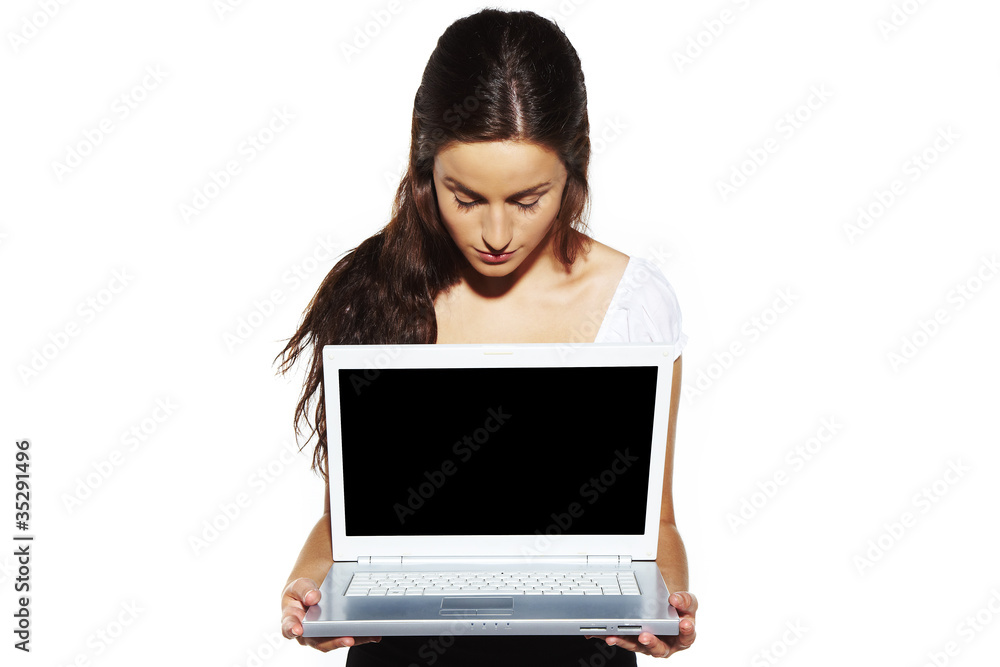 mujer empresaria enseñando ordenador portatil mujer empresaria enseñando ordenador portatil
