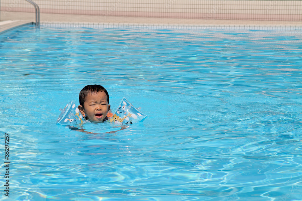 プールで泳ぐ赤ちゃん