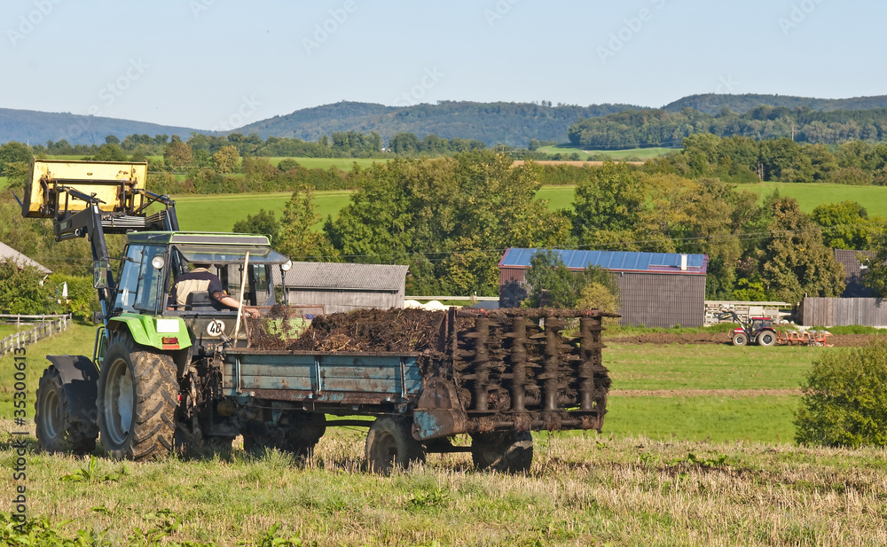 Obraz premium Traktor fährt Gülle