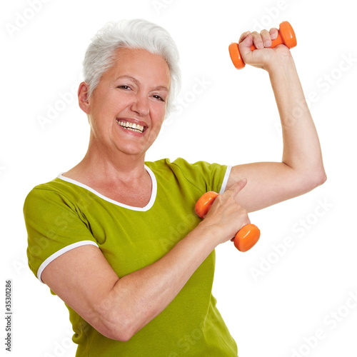 Seniorin zeigt ihre Muskeln