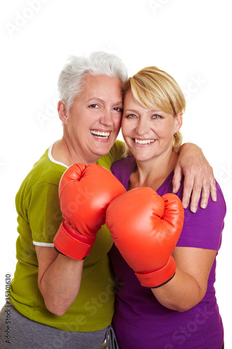 Zwei Frauen mit Boxhandschuhen