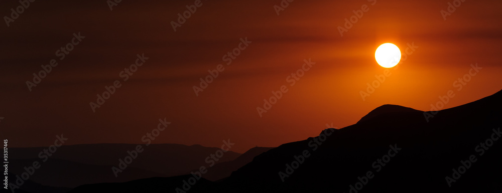 Obraz premium Colourful decline over mountains