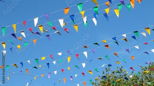 Guirlandes de fanions multicolores