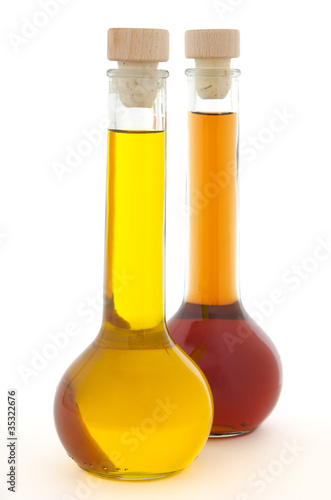Essig und Öl in dekorativen Flaschen
