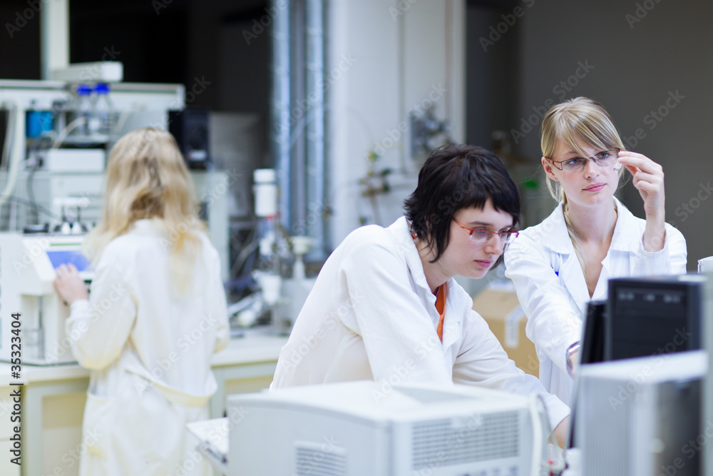 Obraz premium female researchers carrying out research together in a lab