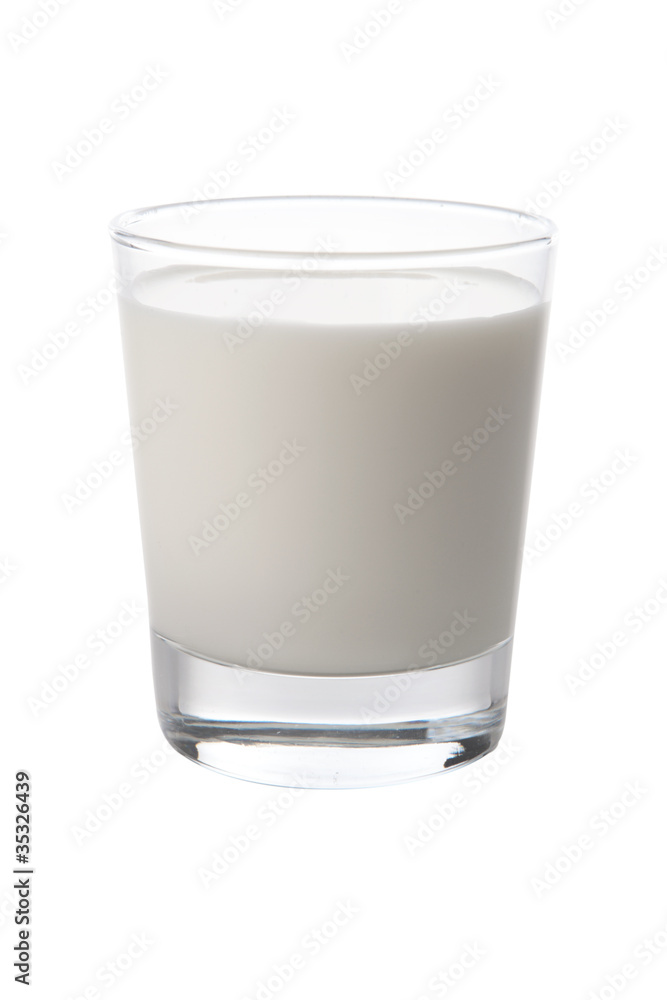 verre de lait isolé sur fond blanc verre de lait isolé sur fond blanc