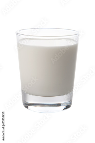 verre de lait isolé sur fond blanc