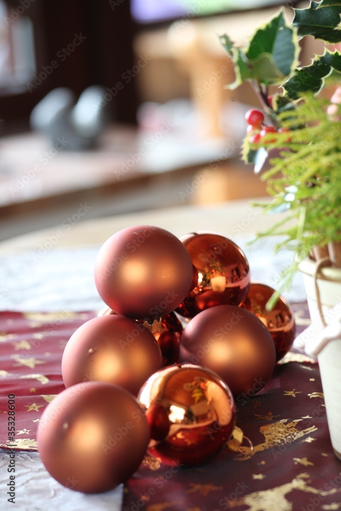 Naklejka premium Weihnachtsbaum Kugeln auf dem Tisch dekoriert