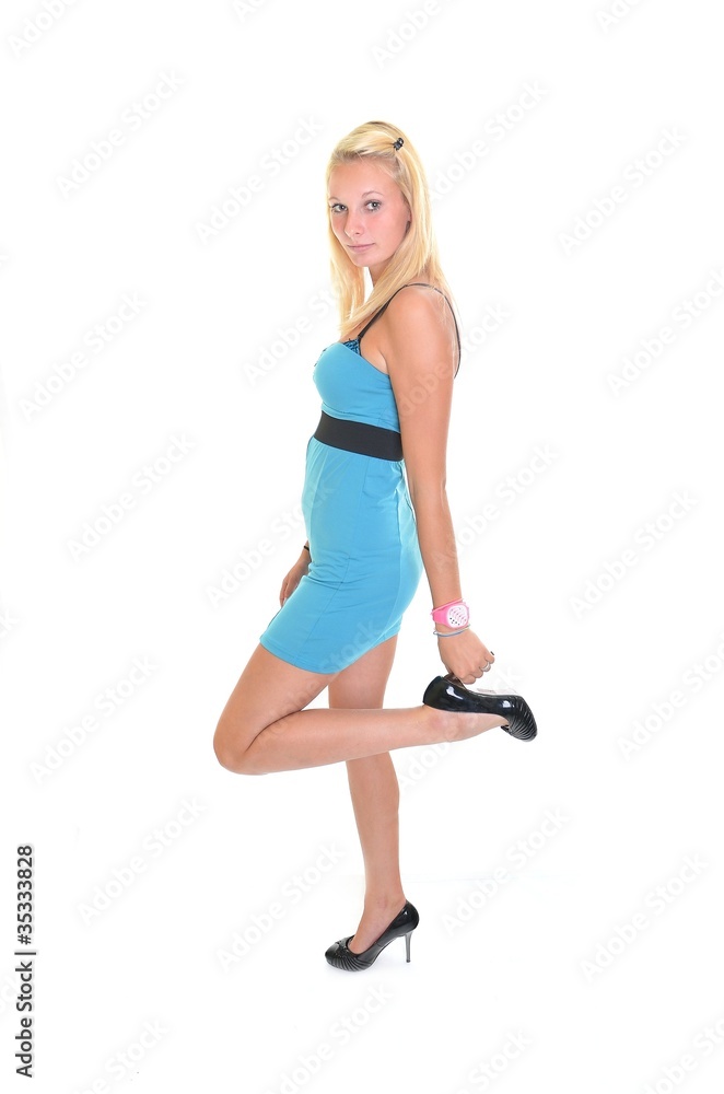 portrait d'une femme belle blonde en robe bleue portrait d'une femme belle blonde en robe bleue