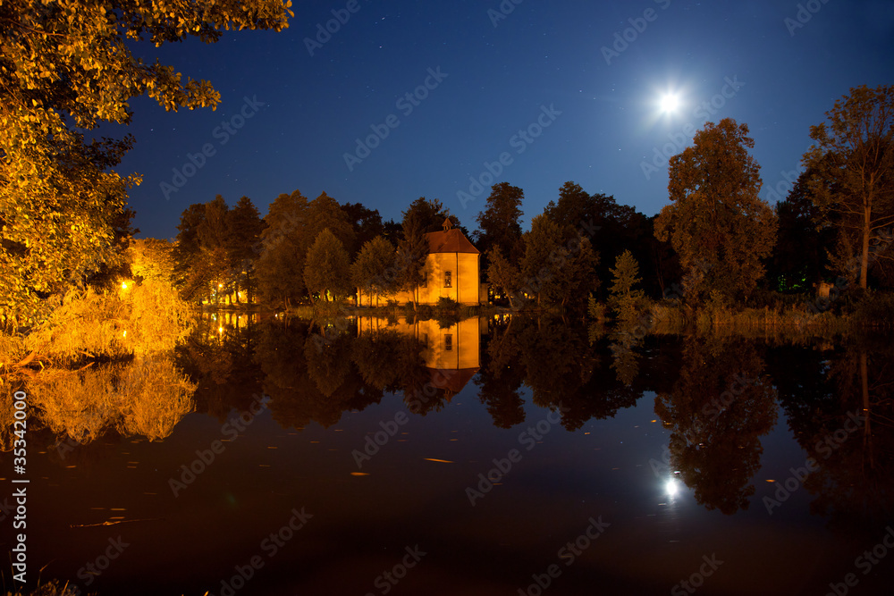 Obraz premium Church on the water