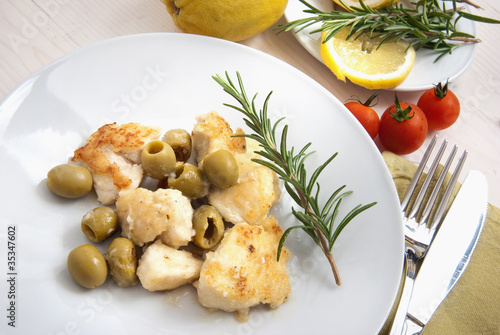 Bocconcini di petto di pollo impanato con olive verdi photo