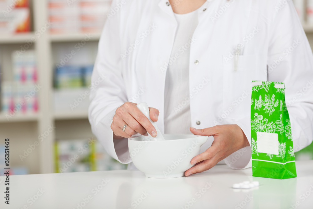 apothekerin arbeitet mit einem mörser apothekerin arbeitet mit einem mörser