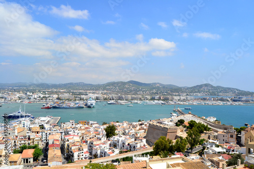 Vista panorámica de Ibiza desde Dalt Vila © miff32