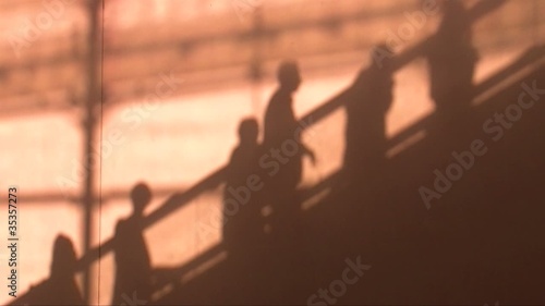 Ombre de personnes sur un escalator