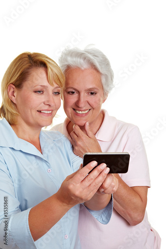 Seniorin erhält Handy-Kurs