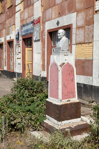 Бюст В.И. Ленина на железнодорожном вокзале Новохопёрска.