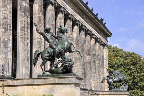 Reiterstandbilder vor dem alten Museum
