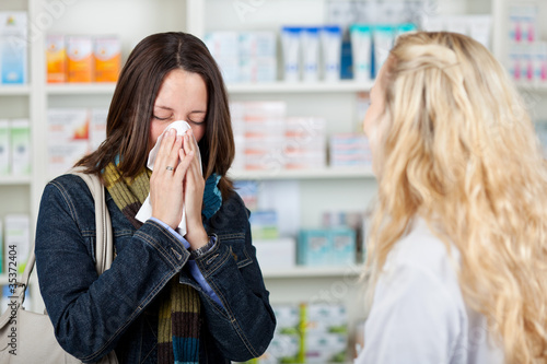 kundin mit schnupfen in der apotheke photo