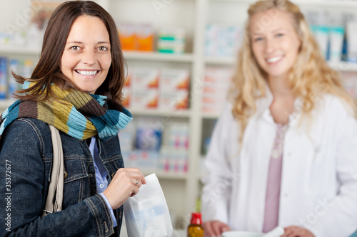 lächelnde kundin in der apotheke photo