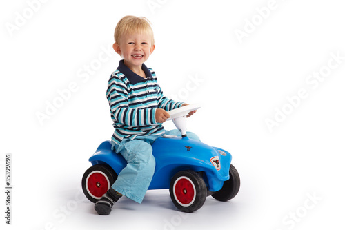 Kleinkind fährt mit dem Bobby Car