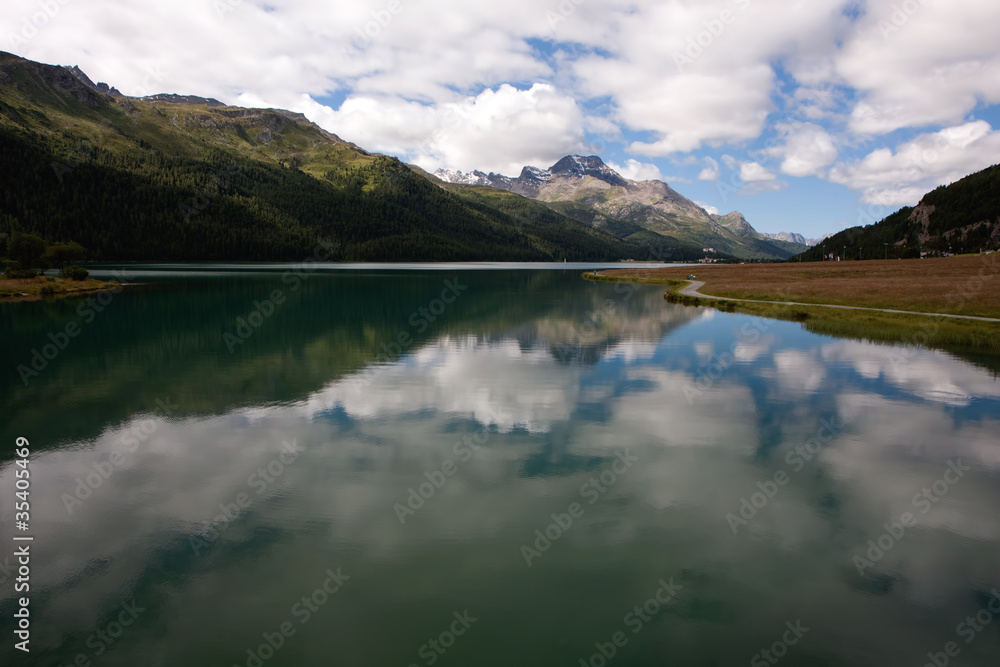 Lago svizzero con riflessi