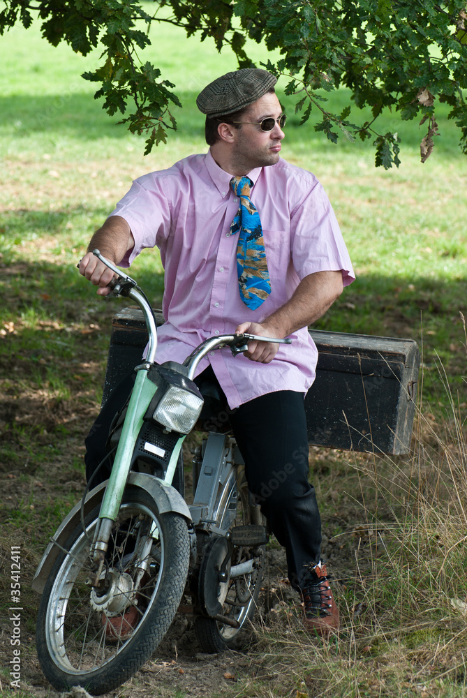 Fototapeta premium jeune homme sur une mobylette