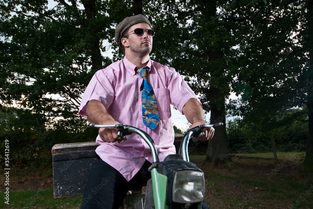 Fototapeta premium homme sur une mobylette tendance vintage 10