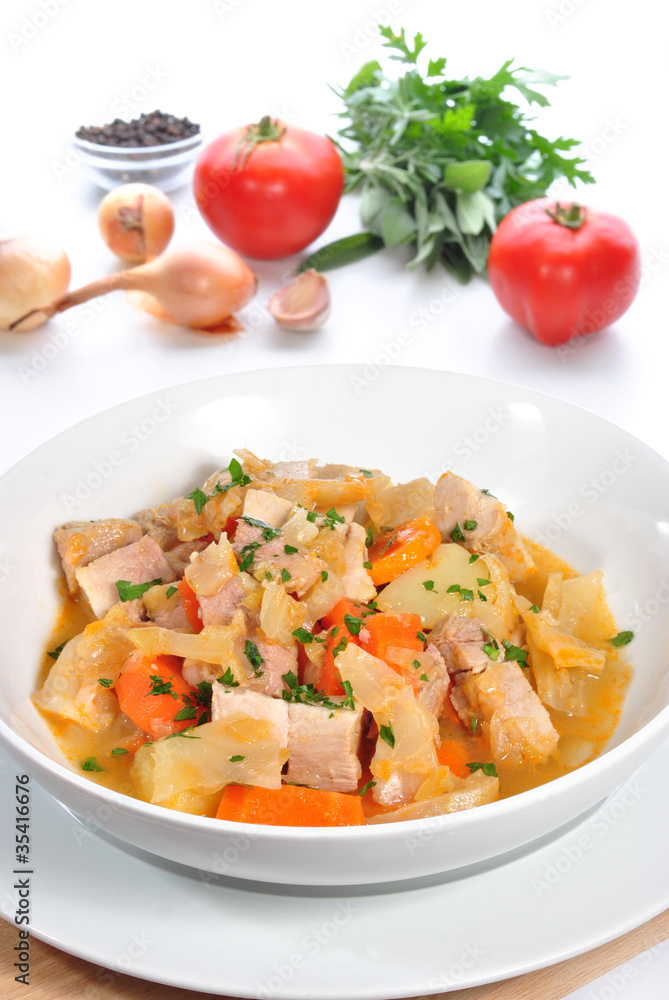 Kohlsuppe mit Karotten, Schweinefleisch, Kartoffeln und frischen Kohlsuppe mit Karotten, Schweinefleisch, Kartoffeln und frischen