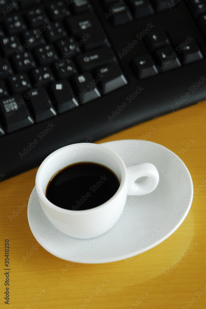 コーヒーカップとキーボード コーヒーカップとキーボード