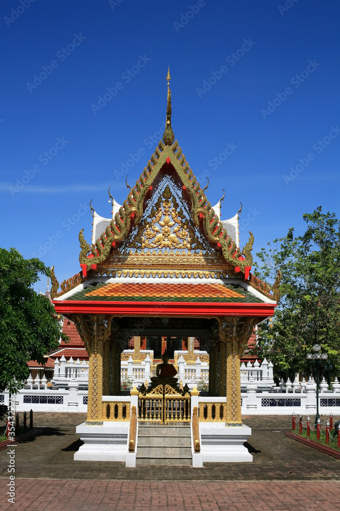 Fototapeta premium Thai temple with clear sky