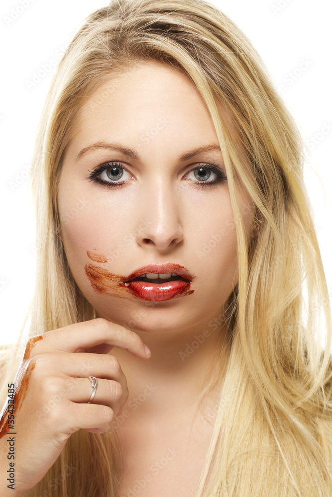 schöne blonde frau nach dem essen von schokolade schöne blonde frau nach dem essen von schokolade