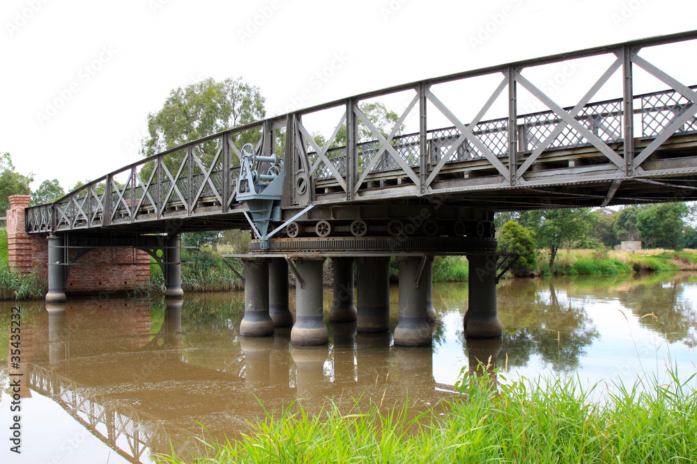 Fototapeta premium rotating bridge