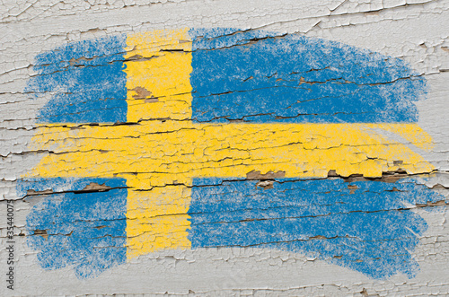 Fototapeta samoprzylepna Flaga Szwecji na grunge tekstur drewniane malowane kredą