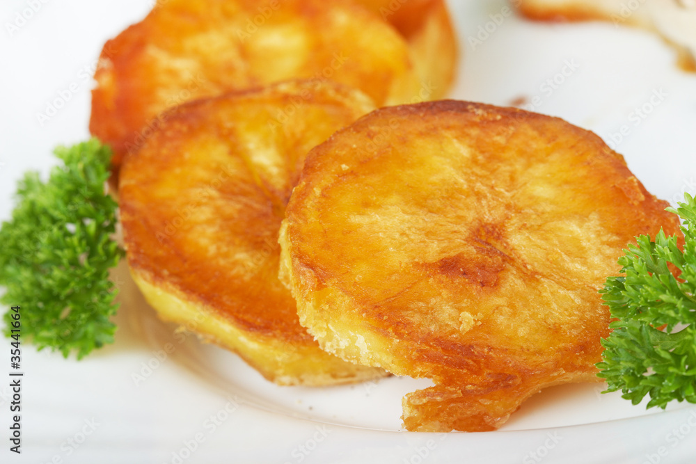 Garnish. Fried potatoes