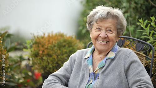 Seniorin im Garten 16