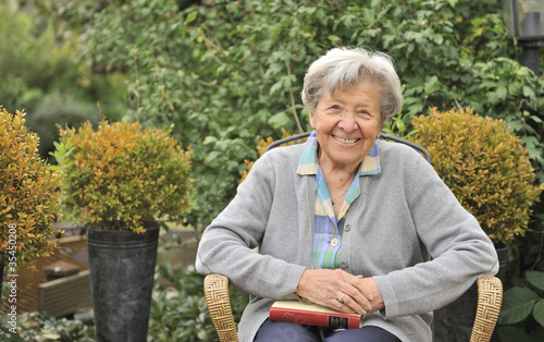 Foto Seniorin im Garten 17