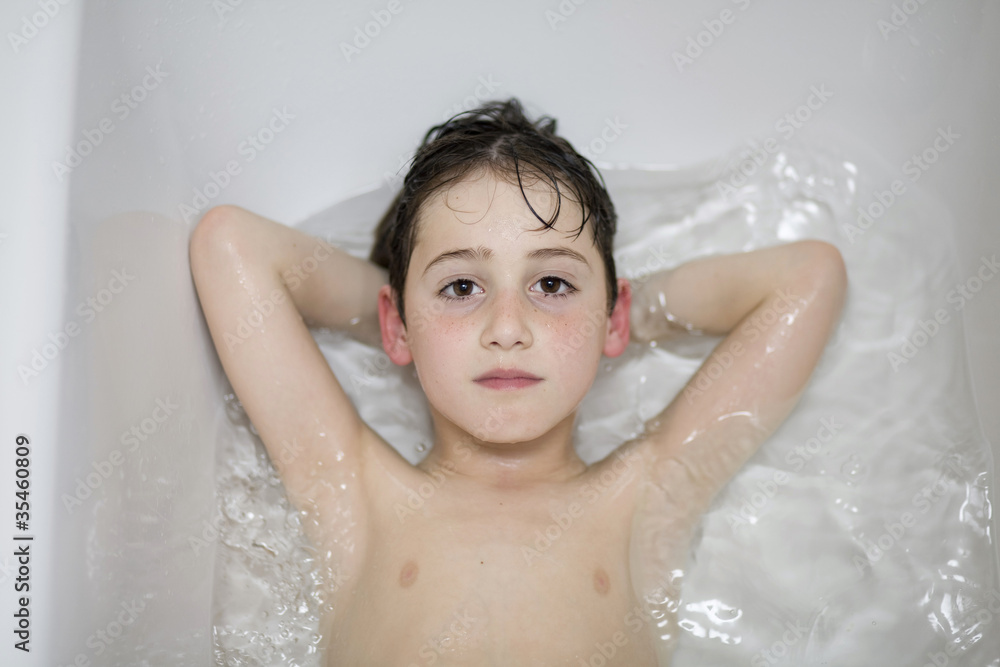 niño en la bañera niño en la bañera